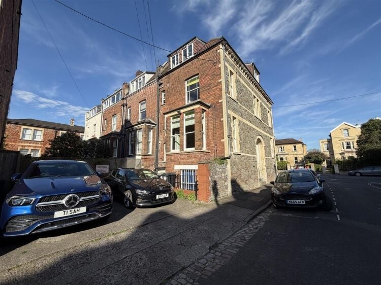 Bright 270 sq ft office space in Bristol with natural light and shared kitchen access Photo 7