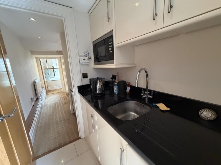 Bright 270 sq ft office space in Bristol with natural light and shared kitchen access Photo 7