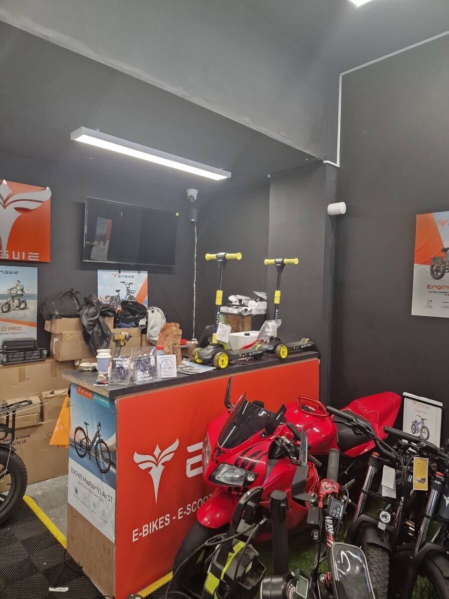 Retail Shop for Sale in Prime Golders Green High Street, City of London, Approx. 1,800 sq ft Photo 7