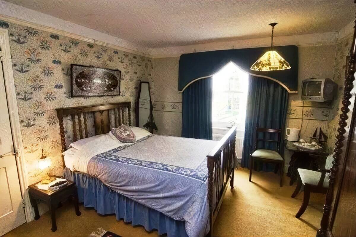 11 Bed Guest House with Tea Room and Separate 3 Bed Cottage for Sale in Lynmouth Devon Photo 7
