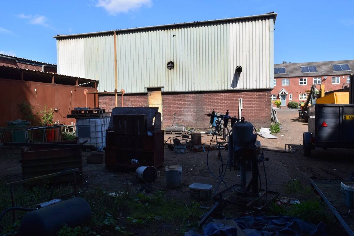 Factory unit with crane for sale in Bilston West Midlands offering 3,000 sq ft of space Photo 7
