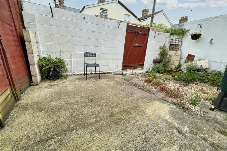 Three 2 Bedroom Apartments for Sale in Bournemouth Dorset with Garden and Nearby Amenities Photo 7