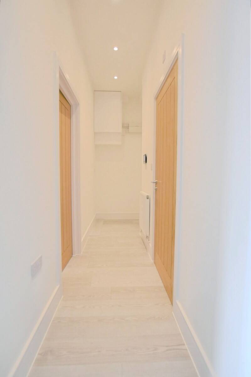 Mixed-use investment property in Benfleet Essex with commercial unit and residential flats Photo 7