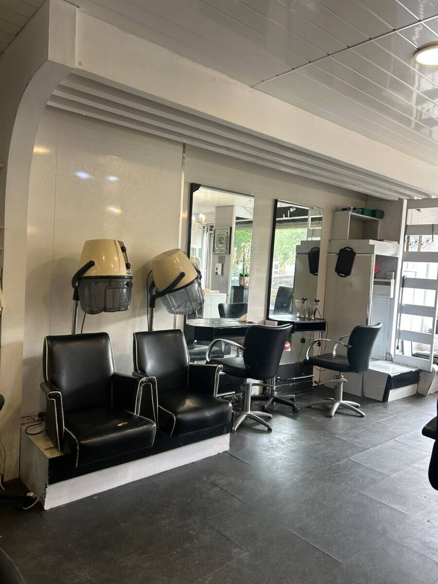 Freehold Commercial Property in Cathcart Glasgow Formerly Used as a Hair Salon for Sale Photo 7