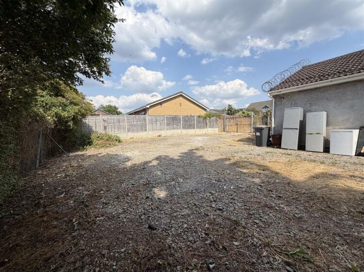 The property comprises a substantial retail unit extending to approximately 3,526 sq ft. Photo 7