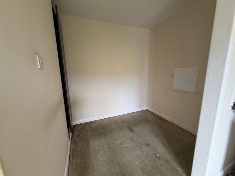 Mixed-use investment in Bristol with retail space, two studio apartments, and a garage Photo 7