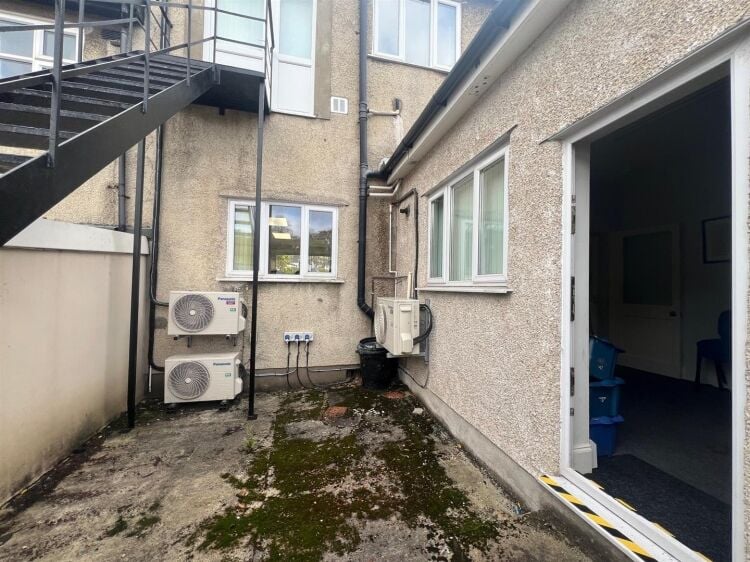 A well presented ground floor shop/office of approx. 700 ft² including toilet and kitchen facilities, situated in a highly desirable and prominen Photo 7