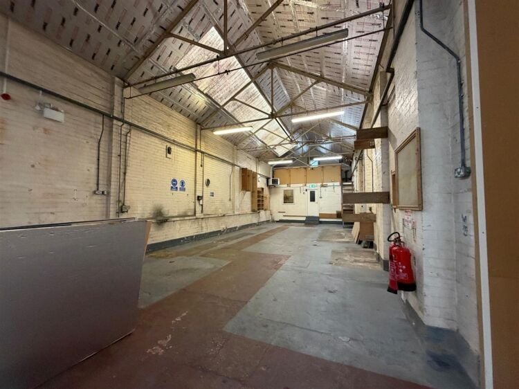 Double Fronted Industrial Unit for Sale in Bristol with Yard and Parking Facilities Photo 7