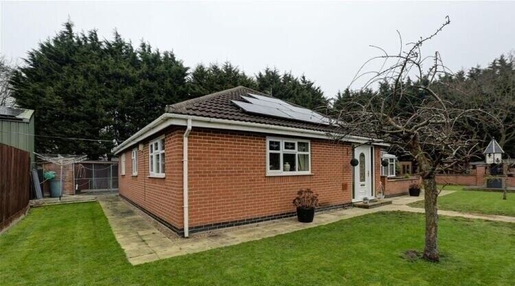3-Bedroom Bungalow and Licensed Boarding Kennels & Cattery in Scenic Lincolnshire Photo 7