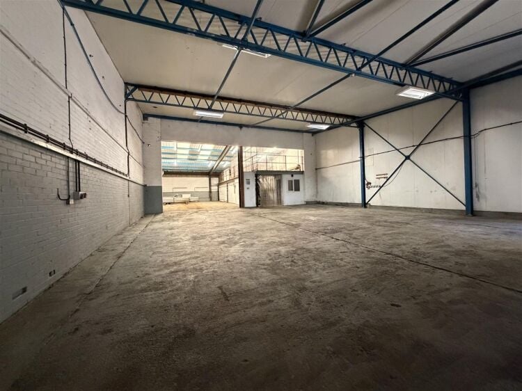 An end of terrace industrial unit measuring approximately 4,030 ft² (374.4 m²) with additional mezzanine storage. the unit benefits from a s Photo 7