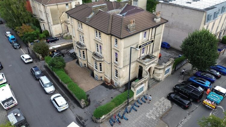 A self contained top floor office of approximately 820 ft² / 76 m² located in a prime trading position on whiteladies road. Photo 7