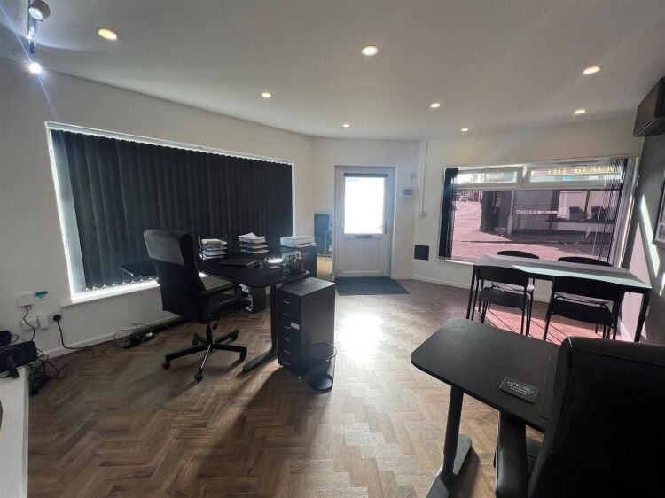 A modern shop/office of approximately 485 ft² benefiting from air conditioning, kitchen and toilet facilities. in addition, an off street parking Photo 7