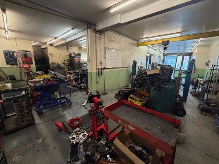 Prominent 2,000 ft² garage unit for sale on West Street, Bedminster, Bristol Photo 7