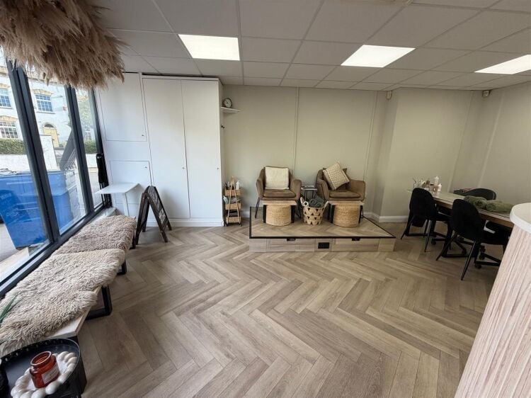 Prominent shop/salon for sale on North Street in Bedminster, Bristol, 870 ft² with treatment rooms. Photo 7