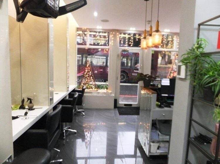 Prime Three-Storey Commercial Property Available in Reading, Berkshire - Reduced Price Photo 7