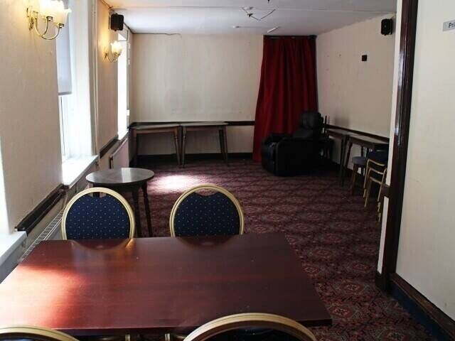Joiners Arms Public House in Swansea: Spacious Bar Areas, 3-Bedroom Accommodation, Large Gardens Photo 7