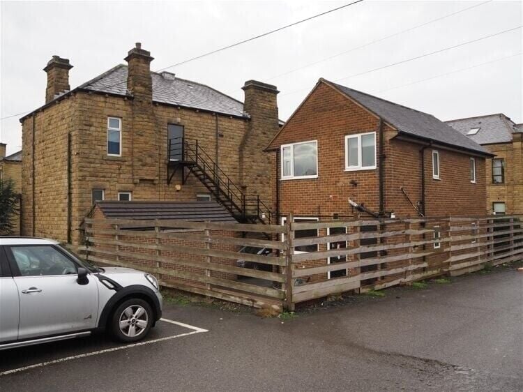Two-Bedroom Detached House in Central Morley, Leeds, Near Amenities, with Garage and Patio Photo 7