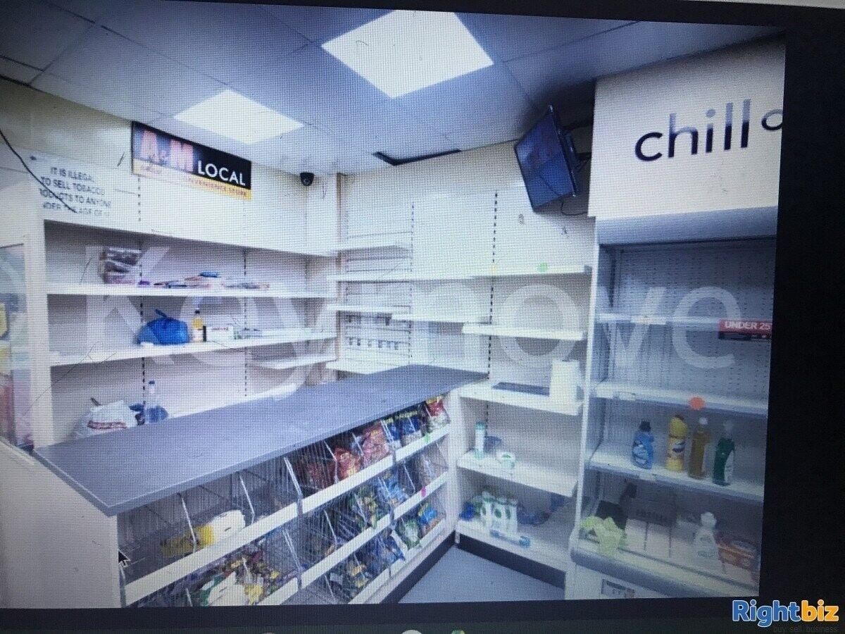Leeds Property Alert: Freehold Shop Unit with Flat Above for Sale! Photo 7