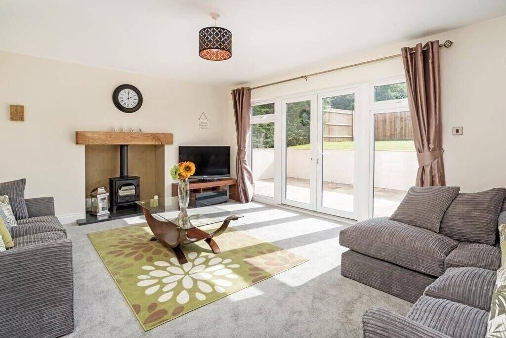 Three Detached Houses with Reliable Rental Income in Lingfield Surrey for Sale Photo 7