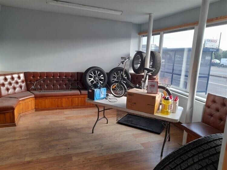 Prime Commercial Unit in Grimsby Perfect for Various Uses Photo 7