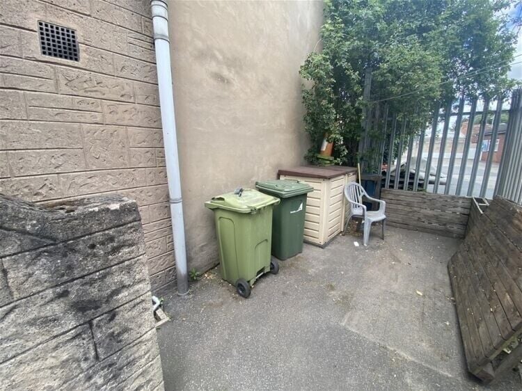 Prime Investment Opportunity Awaits in Ferrybridge with Substantial Freehold Property Photo 7