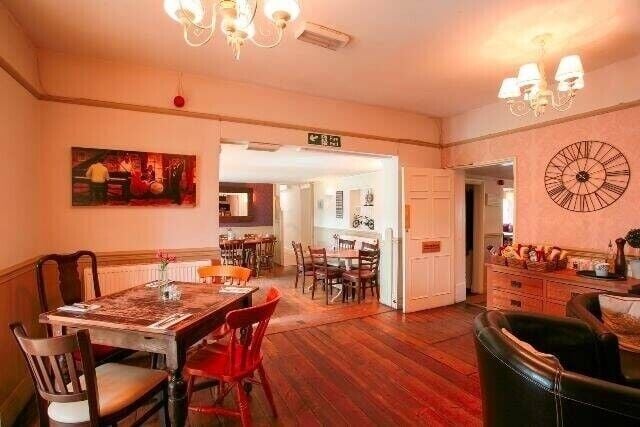Freehold Freehouse with Accommodation in Charming Berkshire Village Photo 7