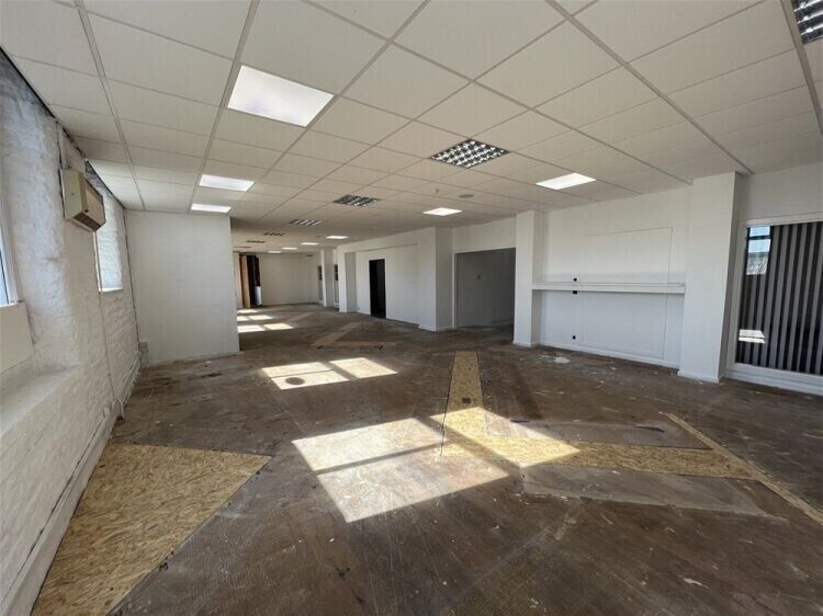 Prime Showroom Premises Available in Brighouse Town Centre, Ideal for Varied Uses Photo 8