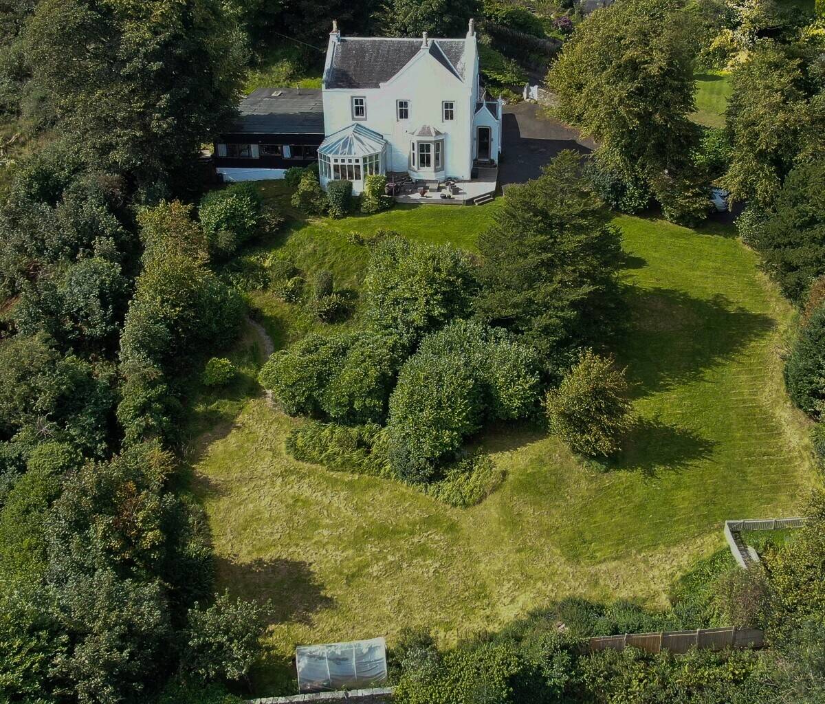 Victorian Villa with 8 Letting Rooms and Owner's Apartment on Thriving Scottish Island Photo 8