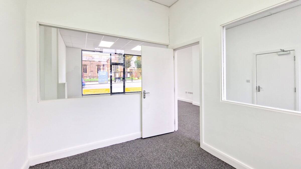Prime High Street Retail Space Available for Lease in Vibrant Edgware Photo 8