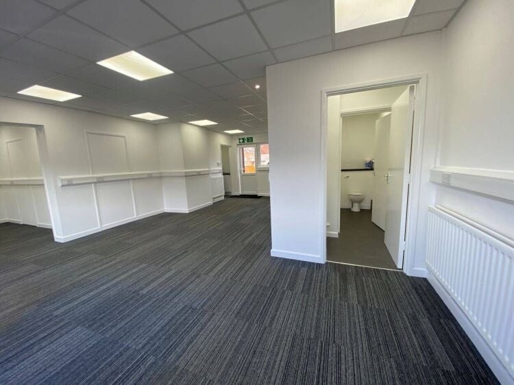 Ground Floor Commercial Premises with Yard at Rear to Let in Tilehurst, Reading, Berkshire Photo 8