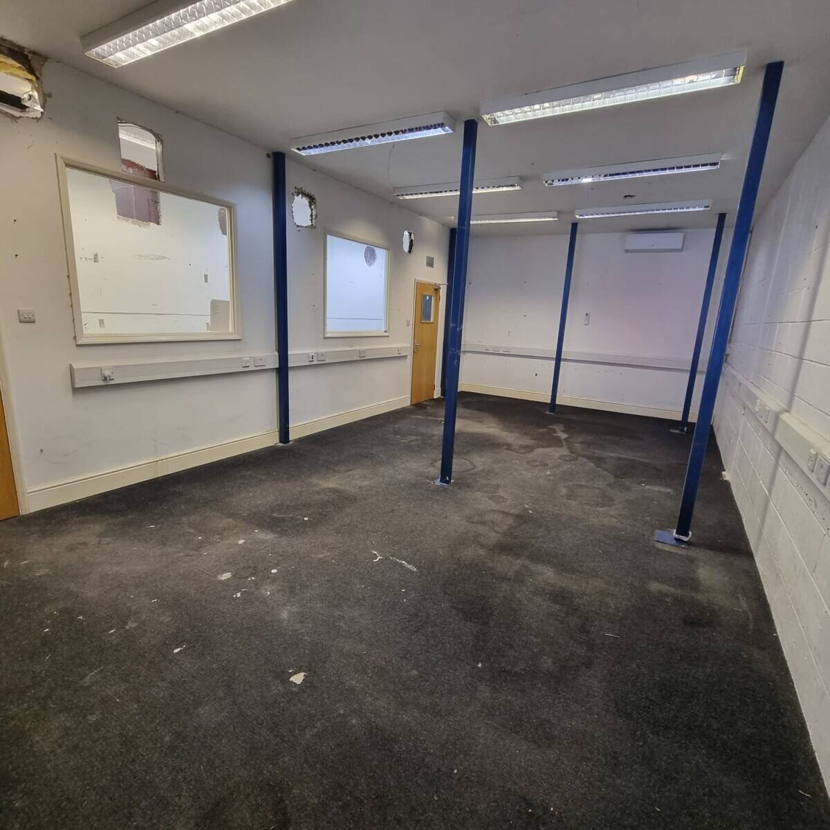 Spacious Multi-Use Warehouse Available for Rent in Surbiton London Photo 7