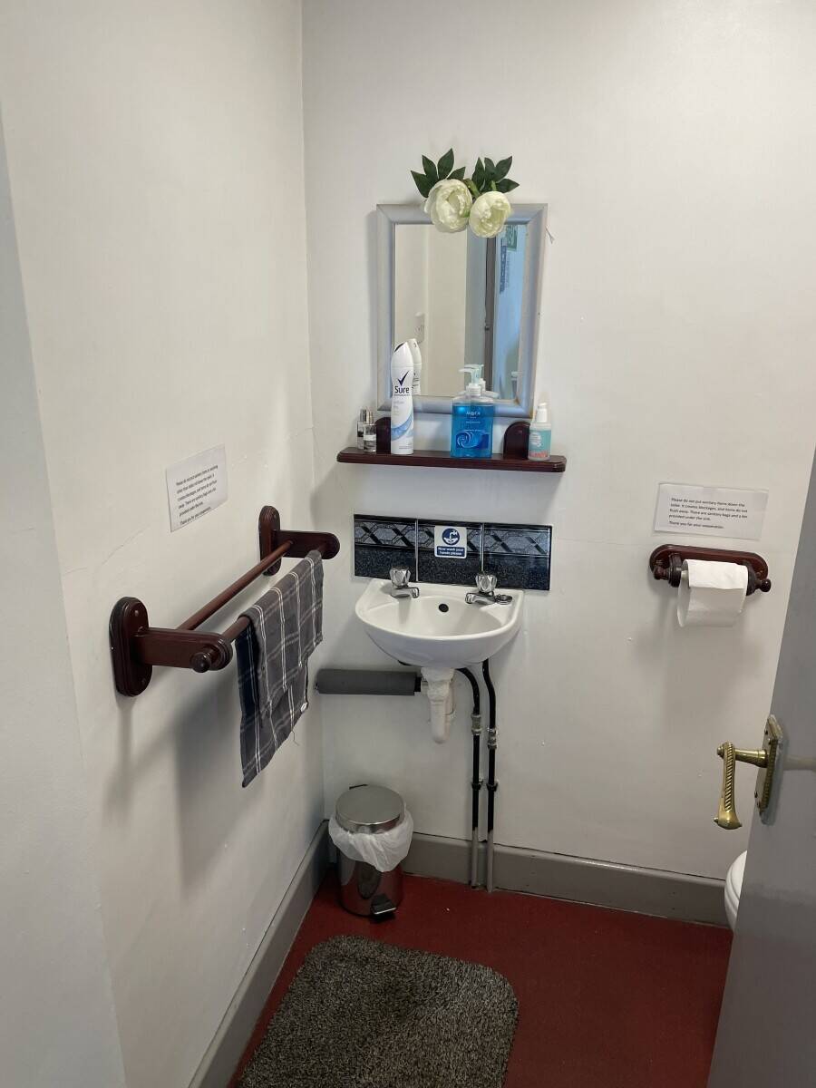 Prime Ex-Hairdressers First Floor Unit Available for Rent in Huddersfield Photo 8