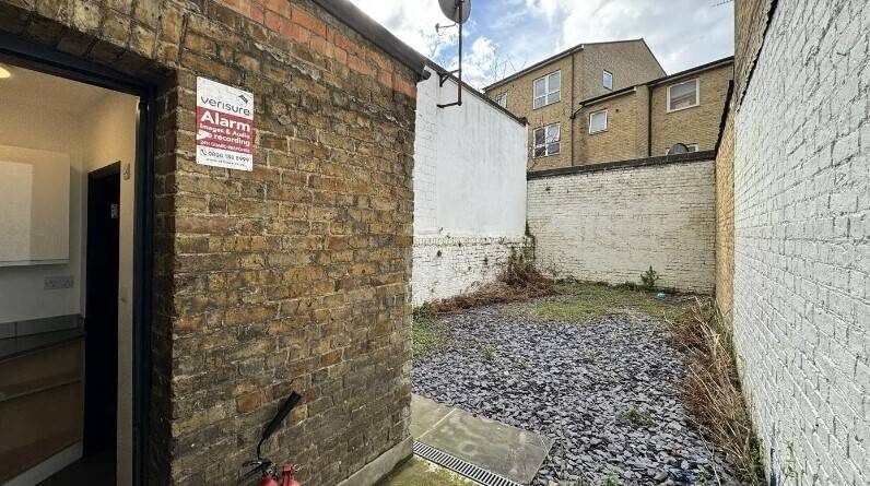 Prime Property with 0 business rates and basement in Harlesden town center Photo 8