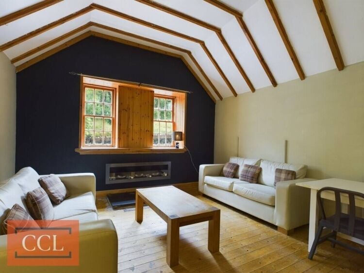 Charming Historic Whistlefield Inn in Picturesque Argyll and Bute, Scotland For Sale Photo 8