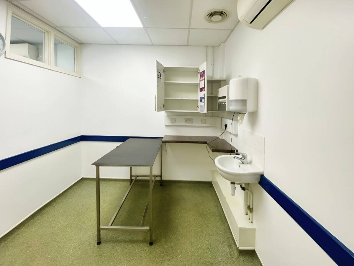 Prime Location Commercial Property Available For Lease in Tilehurst Local Centre Photo 8