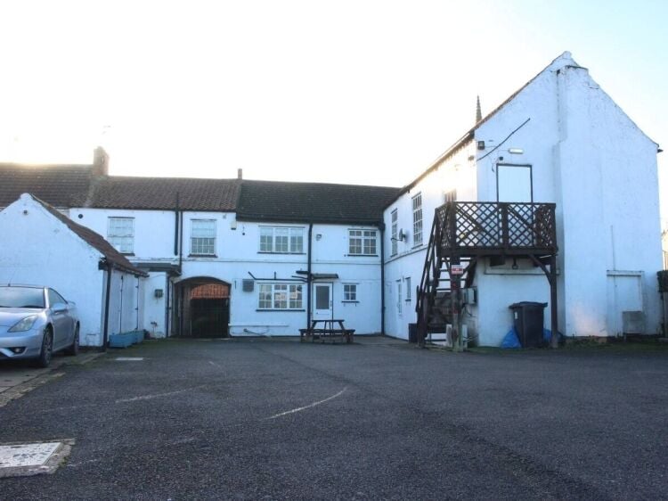 Prime 3-Bedroom Public House with Parking in South Lincolnshire Village for Sale Photo 8