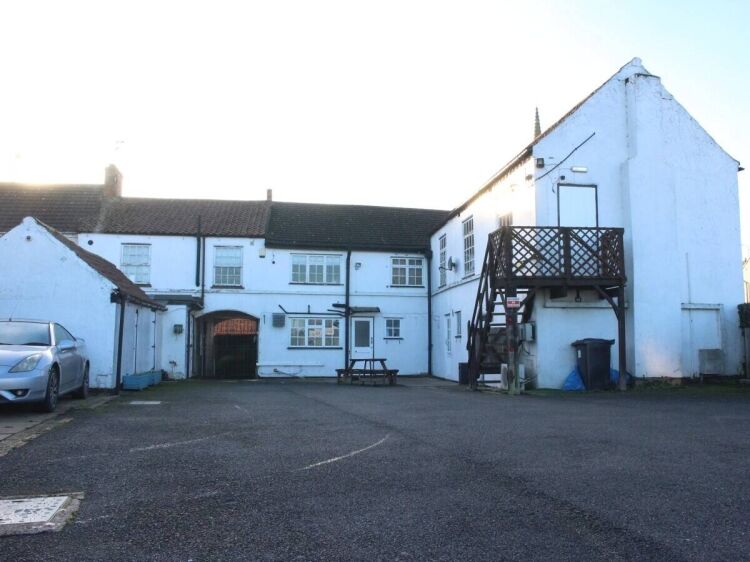 Prime 3-Bedroom Public House with Parking in South Lincolnshire Village for Sale Photo 8