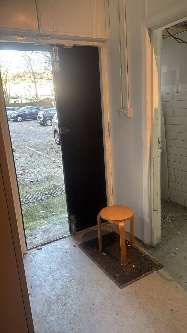 Prime Location Takeaway/Restaurant Space Available on Hounslow High Street Photo 8