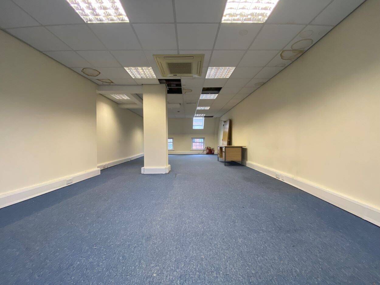 Spacious E-Class Commercial Office Available for Immediate Rent in London Street, Reading Photo 8