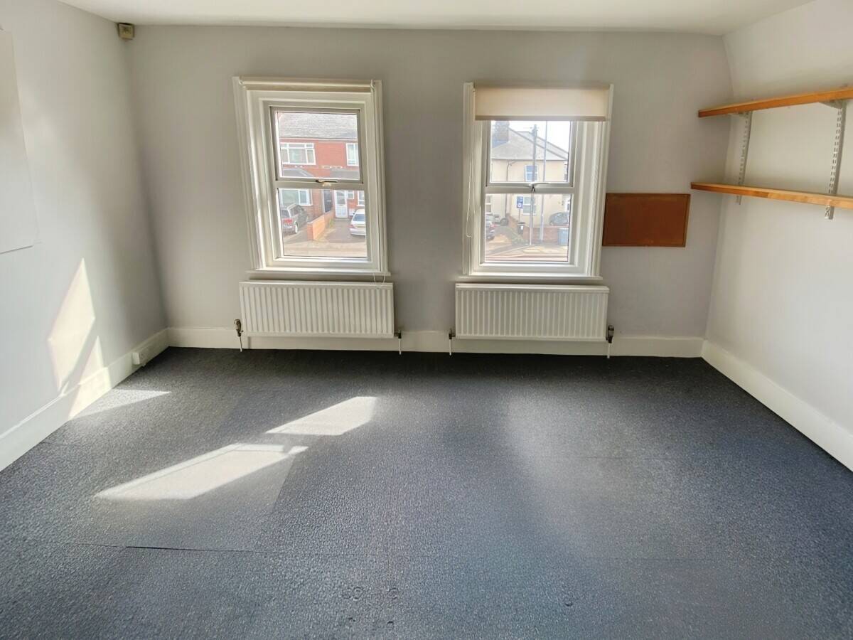 Commercial Premises over two levels to let in Tilehurst, Reading, Berks - Circa.1250sq.ft Photo 8