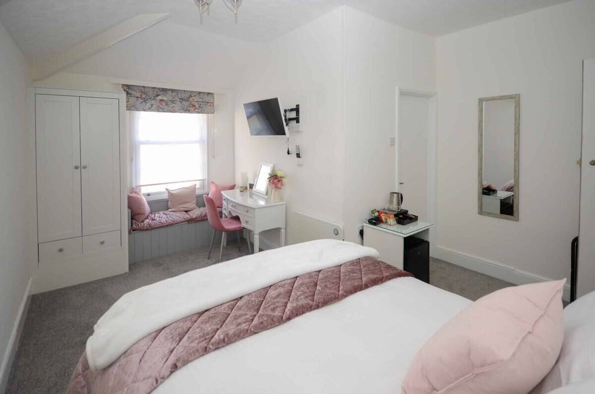 Stunning 17-Bedroom Boutique Hotel in Prime Torquay Location, Close to Harbour and Beach Photo 8