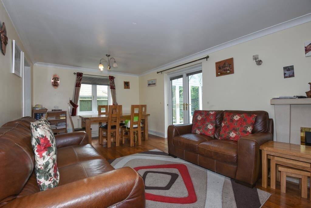 4 Bedroom House available for Supported Accommodation in Deer Park, Witney Photo 7