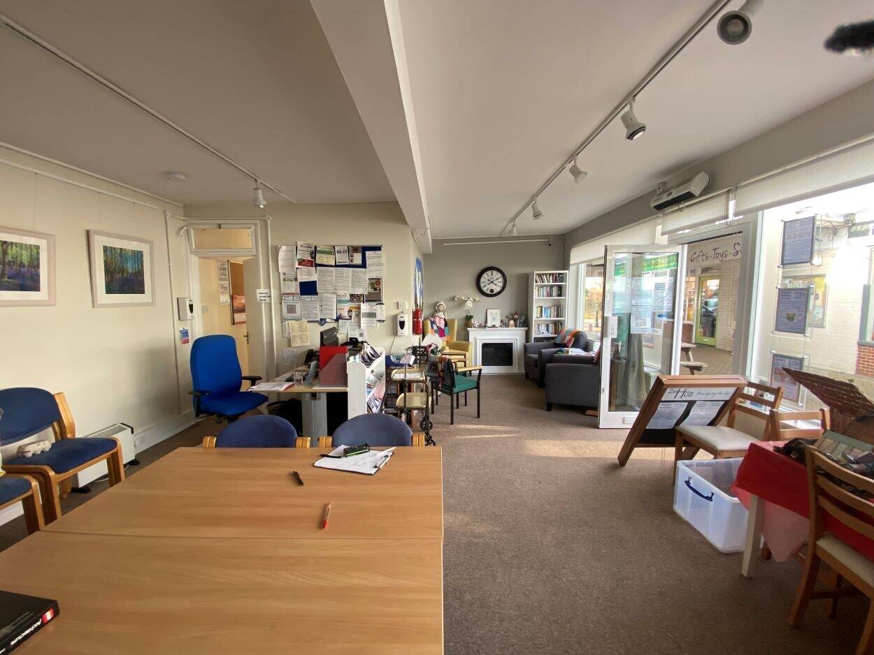 Spacious Commercial Premises To Let in Goring On Thames in Shopping Arcade Photo 8