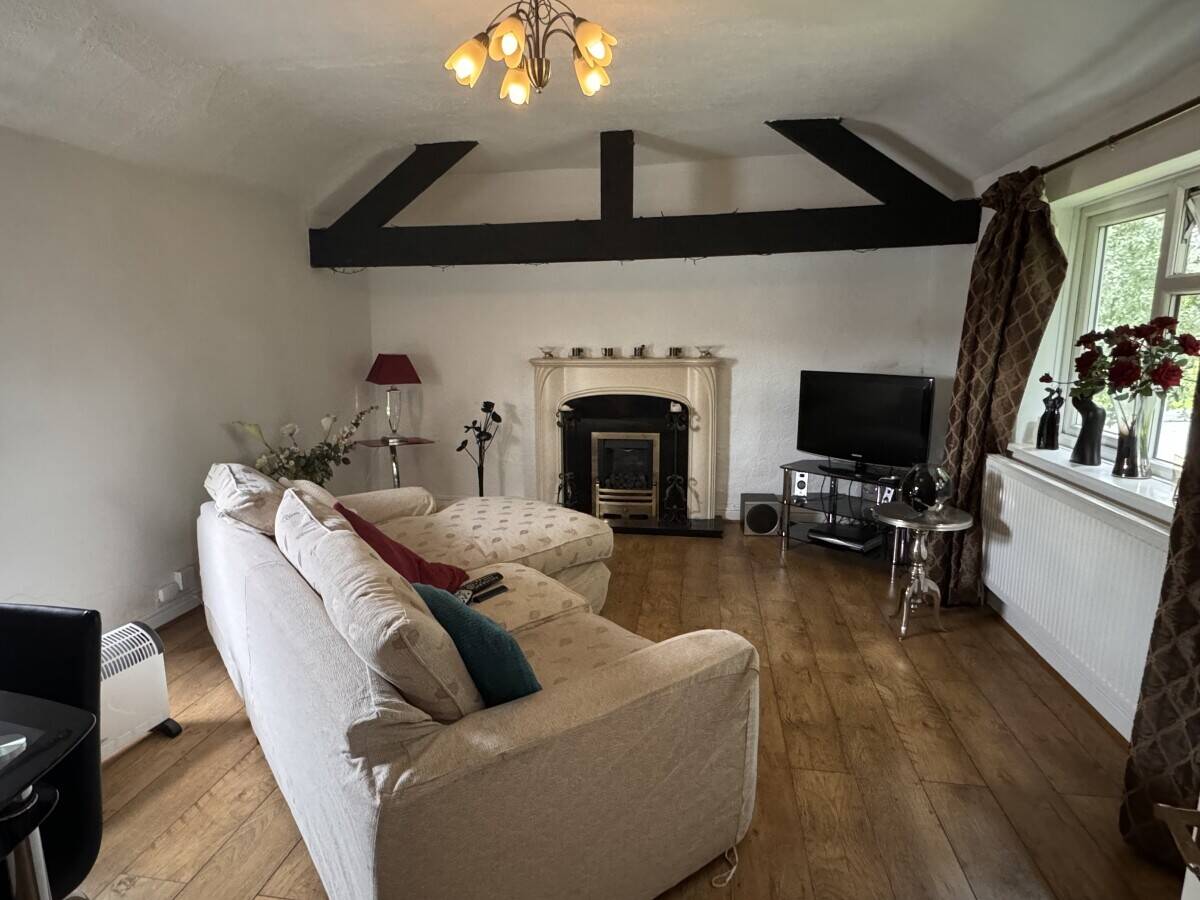Vacant Mixed-Use Property with Showroom, Office, Flat, and Parking in Wolstanton, Staffordshire Photo 8