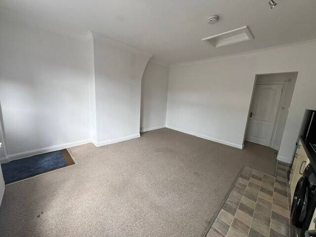 Shop and Flat To Let in Popular Parade of Shops Photo 8