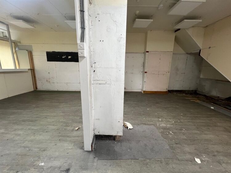 Prime Three Storey Commercial Property in Bristol, Ideal for Retail and Storage Photo 8