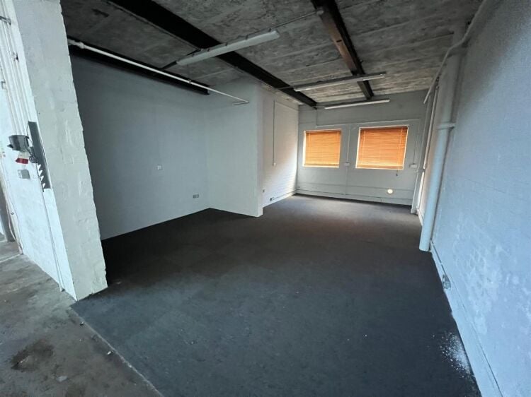 Prime Single Storey Industrial Unit with Large Forecourt Available for Rent in Bristol Photo 8