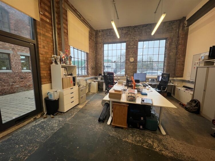 Ground Floor Commercial Studio in Bristol, with Parking Space and Potential for Expansion Photo 8