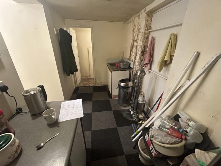 Spacious Terraced Shop/Office with Kitchen and Toilet Available for Rent in Bristol Photo 8