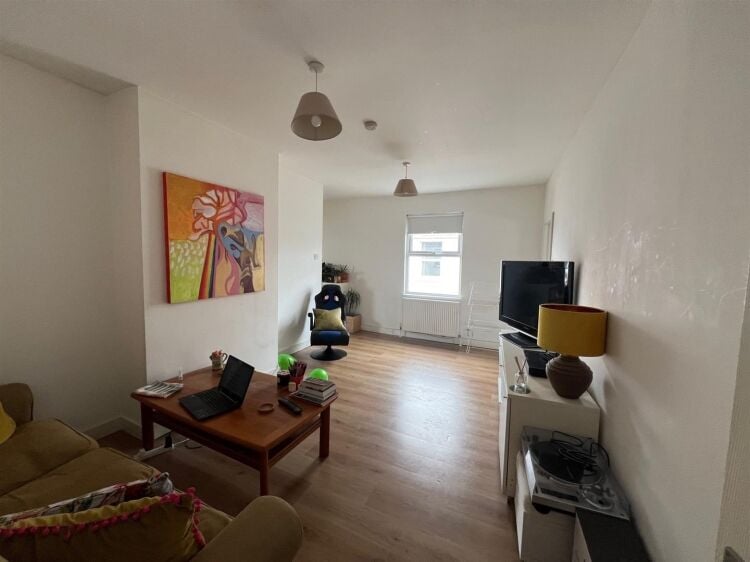 Charming End of Terrace Mixed-Use Property with Shop and Two-Bedroom Flat in Bristol Photo 8